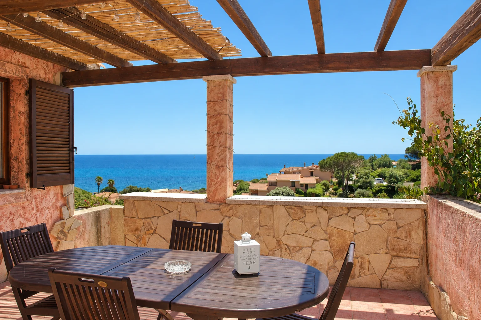La terrazza di Casa Corallina a Porto Corallo
